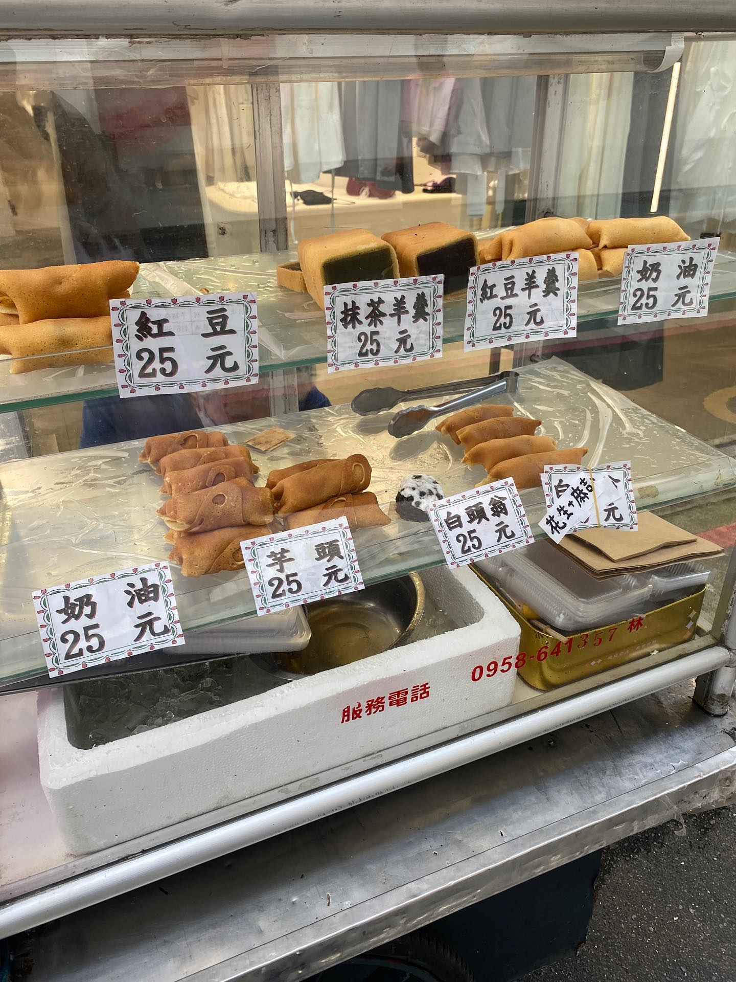 完全沒生意!駝背爺爺「路邊擺攤賣甜點」 苦等客人上門「累到忍不住打瞌睡」網號召消費