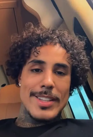 知名歌手遇車禍！巴士翻覆「釀成12傷」3人失去生命　驚悚畫面曝光「他突做一事」惹怒全網