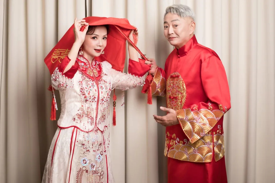 愛情長跑15年！本土劇夫妻檔首公開「婚紗照美翻」　「55歲女星披上白紗」驚呼：跟演戲差很多