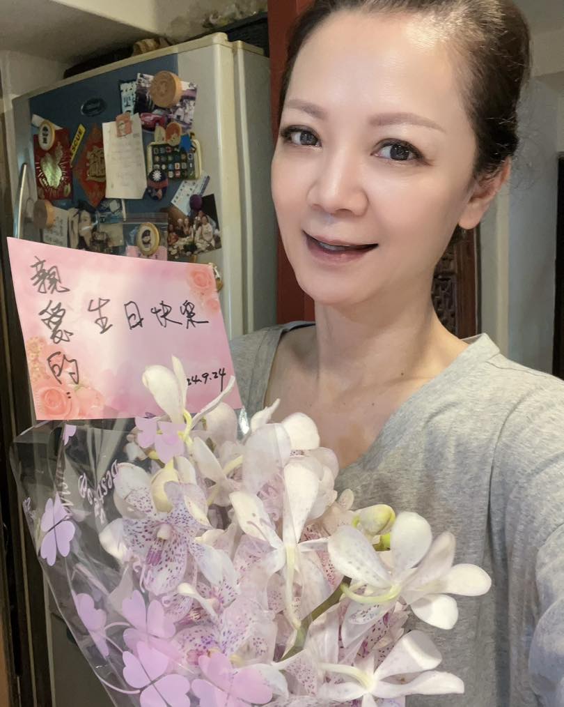愛情長跑15年！本土劇夫妻檔首公開「婚紗照美翻」　「55歲女星披上白紗」驚呼：跟演戲差很多