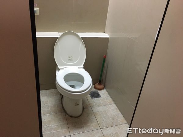 救人也昏迷！社區深夜驚傳「2戶6人身亡」原因曝光　家屬崩潰曝：「在廁所吐血」