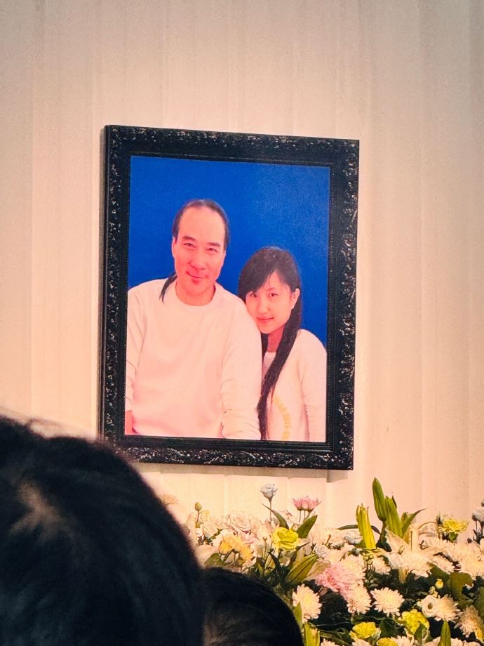 新劇才要開播！資深男星傳出「與嫩妻共赴黃泉」　5子女哀慟「聯合告別式」送別爸媽