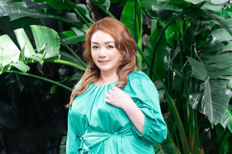 剛離婚就有新歡！51歲凌威威「被小9歲醫生包養」全說了　驚人金額曝光