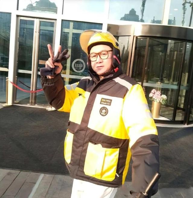 曾紅極一時！知名男星「被爆跑外送」路人秀合照　有前科「害了2條人命」不敢復出