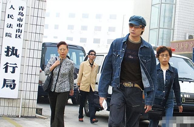 曾紅極一時！知名男星「被爆跑外送」路人秀合照　有前科「害了2條人命」不敢復出