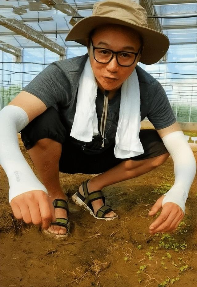 曾紅極一時！知名男星「被爆跑外送」路人秀合照　有前科「害了2條人命」不敢復出