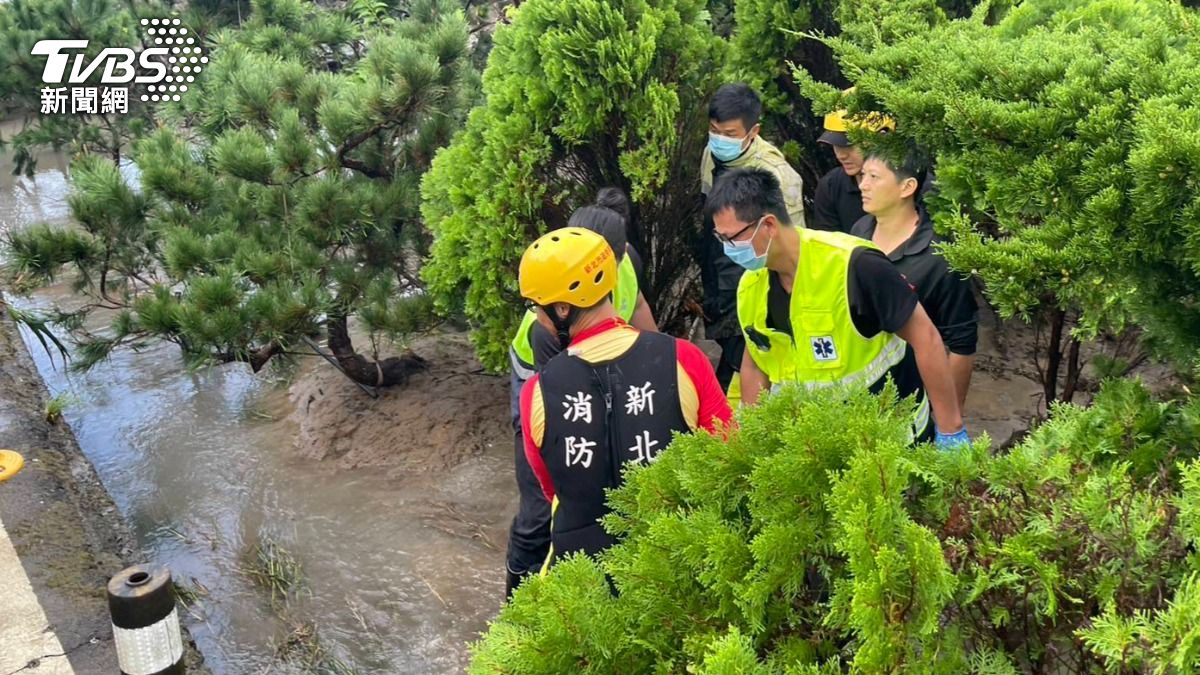 快訊／暴雨狂轟金山！驚傳「夫妻深夜被沖走失聯」　早晨被尋獲「已明顯失去生命跡象」
