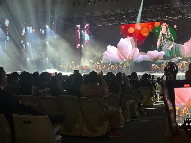 江蕙復出首唱！「20分鐘演出」震撼全台觀眾　他突曬「身後背景圖」搖頭：好可怕