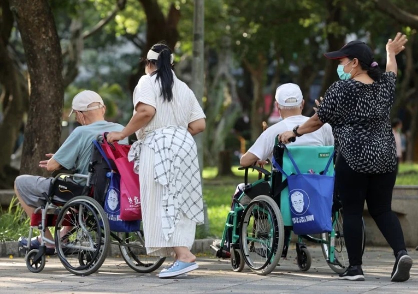 阿嬤坐輪椅在後面！女移工躺床「當場生小孩」　雇主嘆「沒辦法換人」：還要幫她坐月子