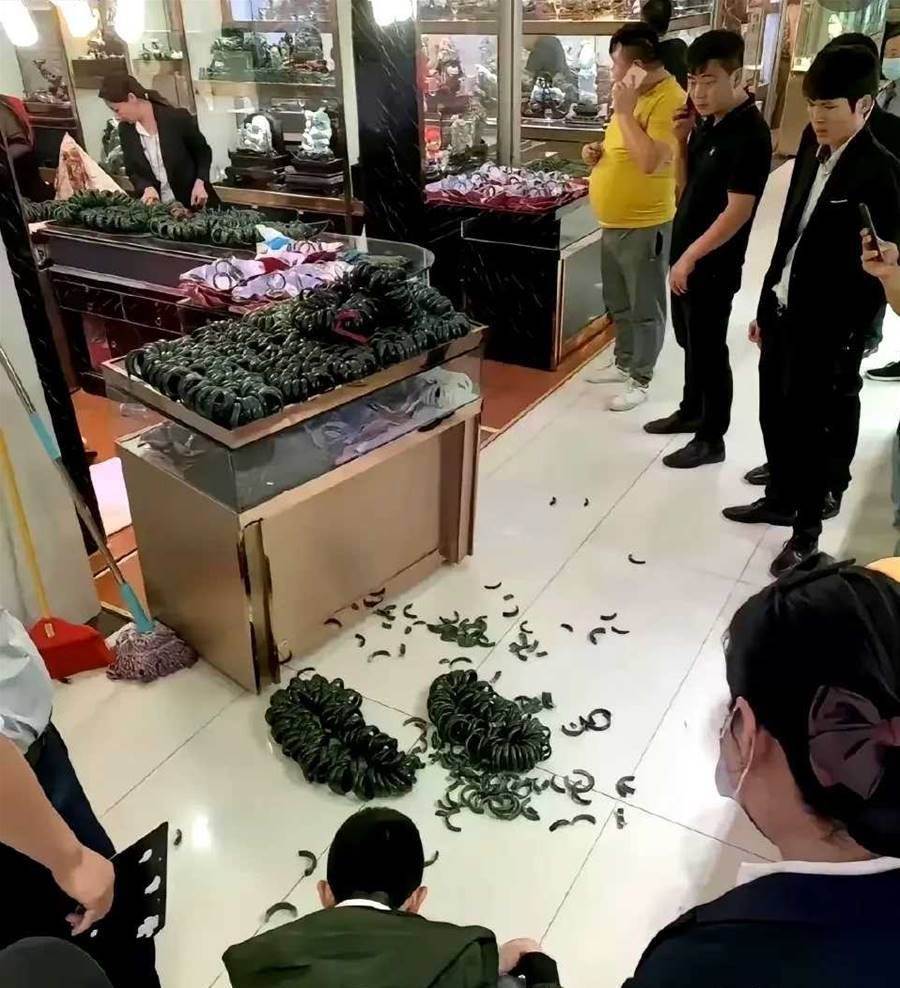 客人不小心撞到「玉鐲破碎一地」!店家怒吼「傾家蕩產你也賠不起」不久後卻換老闆臉綠了