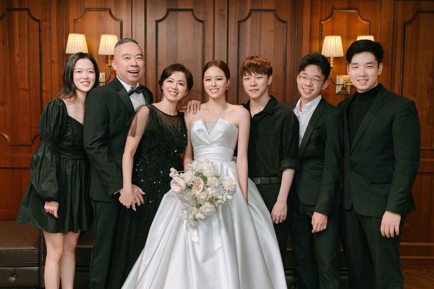 家有喜事！洪榮宏「21歲女兒出嫁了」　前妻「曝絕美婚紗照」一家七口甜翻