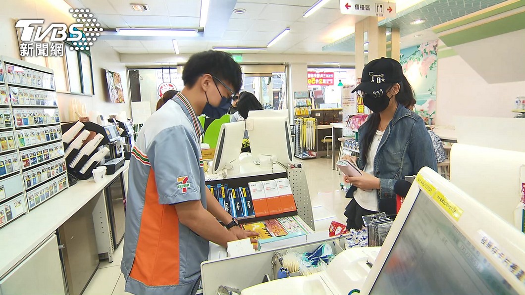 熟客伯伯「天天到超商買兩罐台啤」！某天突然不買「店員困惑一問」得知藏洋蔥真相