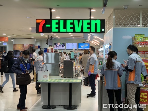 熟客伯伯「天天到超商買兩罐台啤」！某天突然不買「店員困惑一問」得知藏洋蔥真相