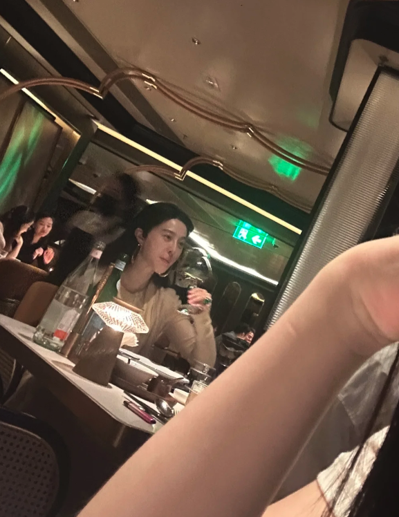 她吃晚餐時「發現隔壁桌客人好漂亮」　仔細一看「驚覺對方大咖身分」：比中樂透還幸運