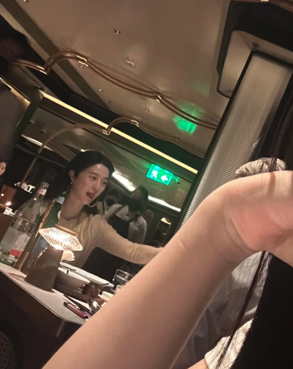 她吃晚餐時「發現隔壁桌客人好漂亮」　仔細一看「驚覺對方大咖身分」：比中樂透還幸運