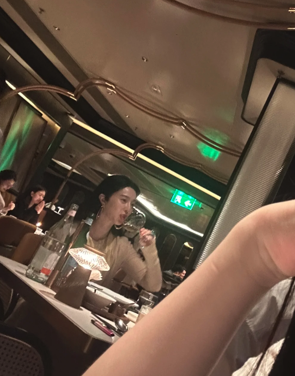 她吃晚餐時「發現隔壁桌客人好漂亮」　仔細一看「驚覺對方大咖身分」：比中樂透還幸運