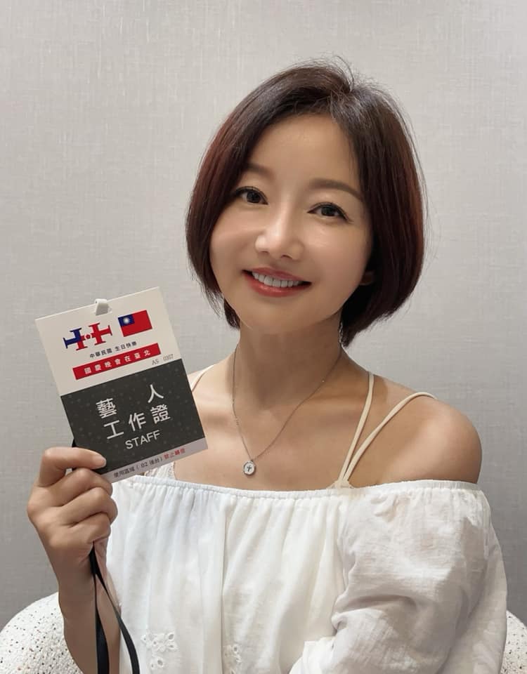 丈夫超大咖！女歌手「白色旗袍」優雅登上國慶晚會　「畫面流出」身材成焦點