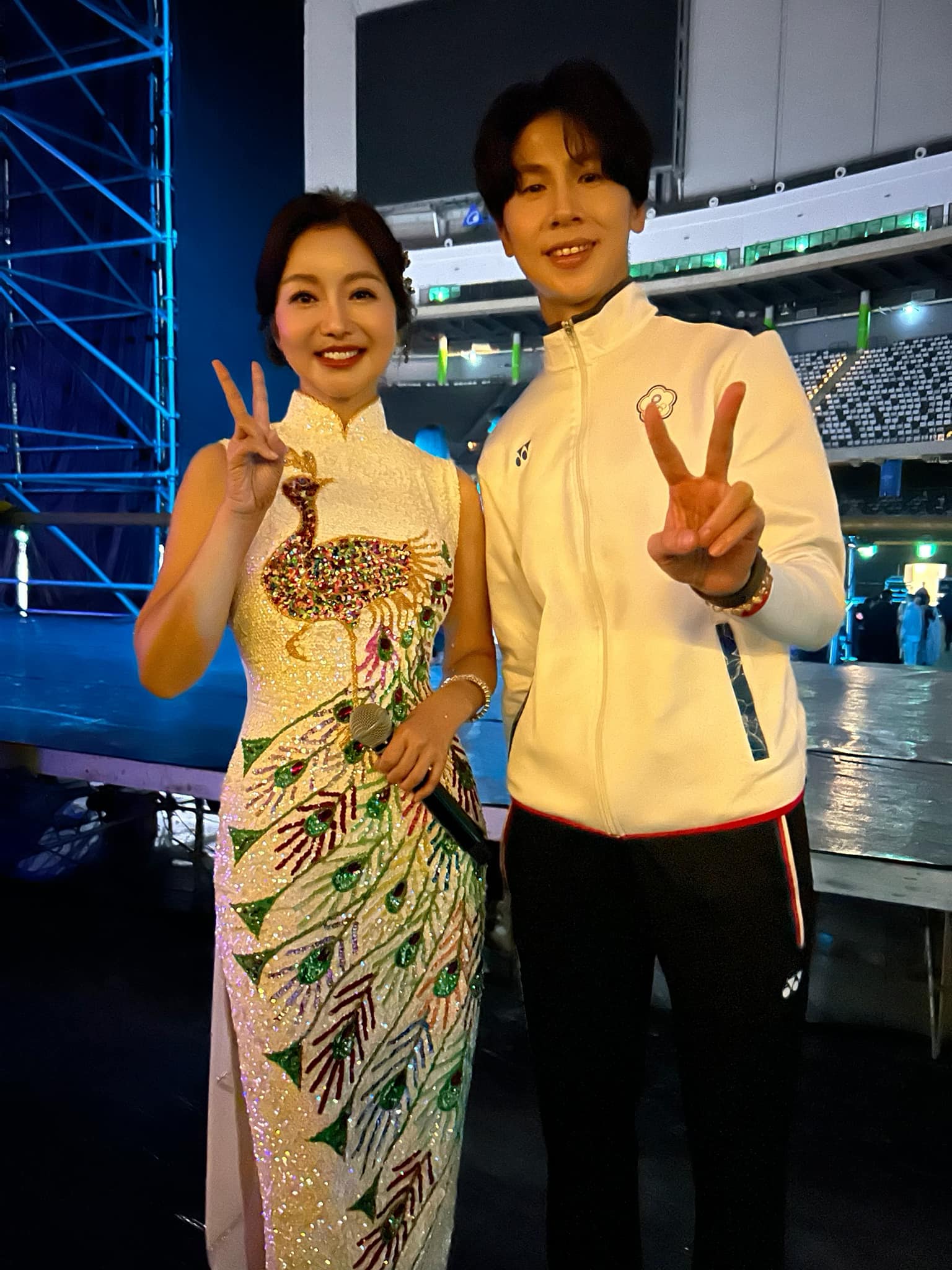 丈夫超大咖！女歌手「白色旗袍」優雅登上國慶晚會　「畫面流出」身材成焦點