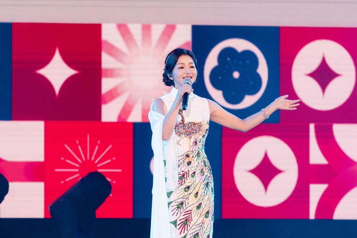 丈夫超大咖！女歌手「白色旗袍」優雅登上國慶晚會　「畫面流出」身材成焦點