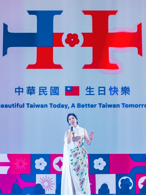 丈夫超大咖！女歌手「白色旗袍」優雅登上國慶晚會　「畫面流出」身材成焦點
