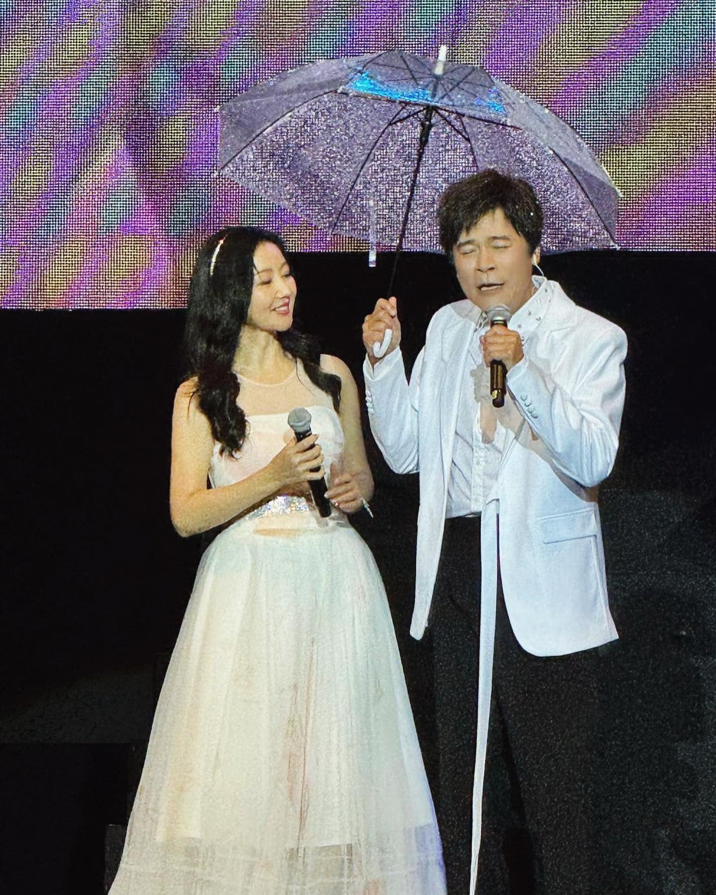 丈夫超大咖！女歌手「白色旗袍」優雅登上國慶晚會　「畫面流出」身材成焦點