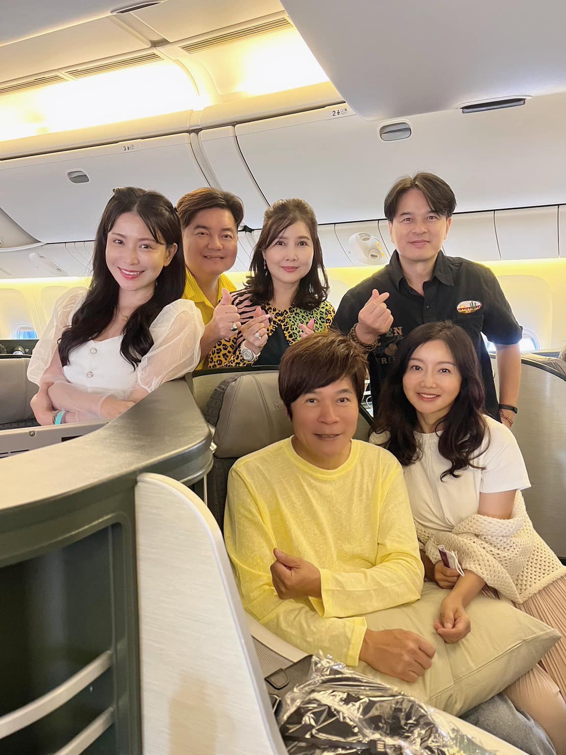 丈夫超大咖！女歌手「白色旗袍」優雅登上國慶晚會　「畫面流出」身材成焦點