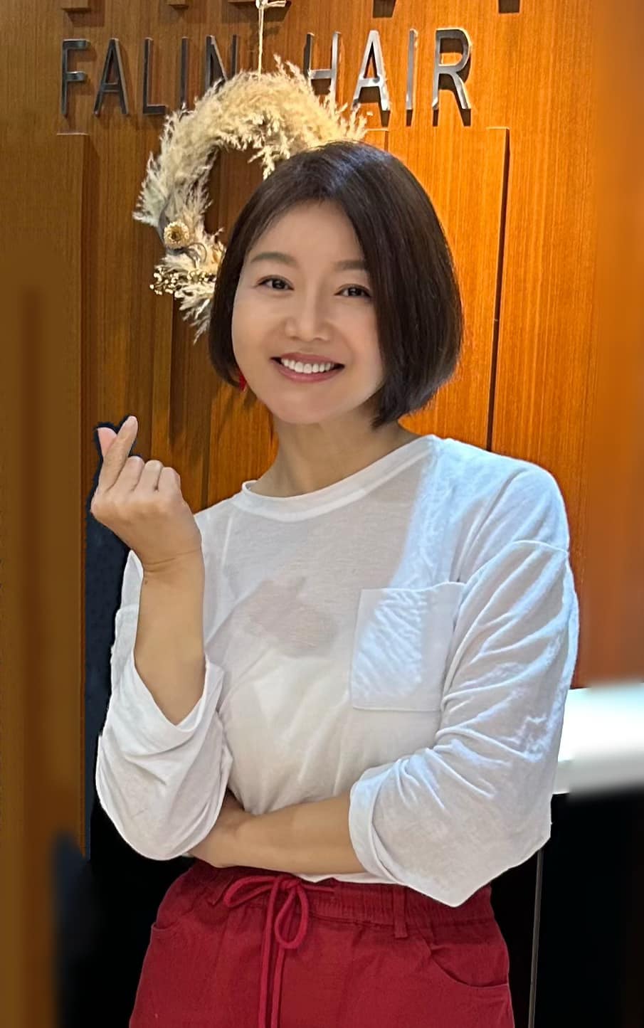 丈夫超大咖！女歌手「白色旗袍」優雅登上國慶晚會　「畫面流出」身材成焦點