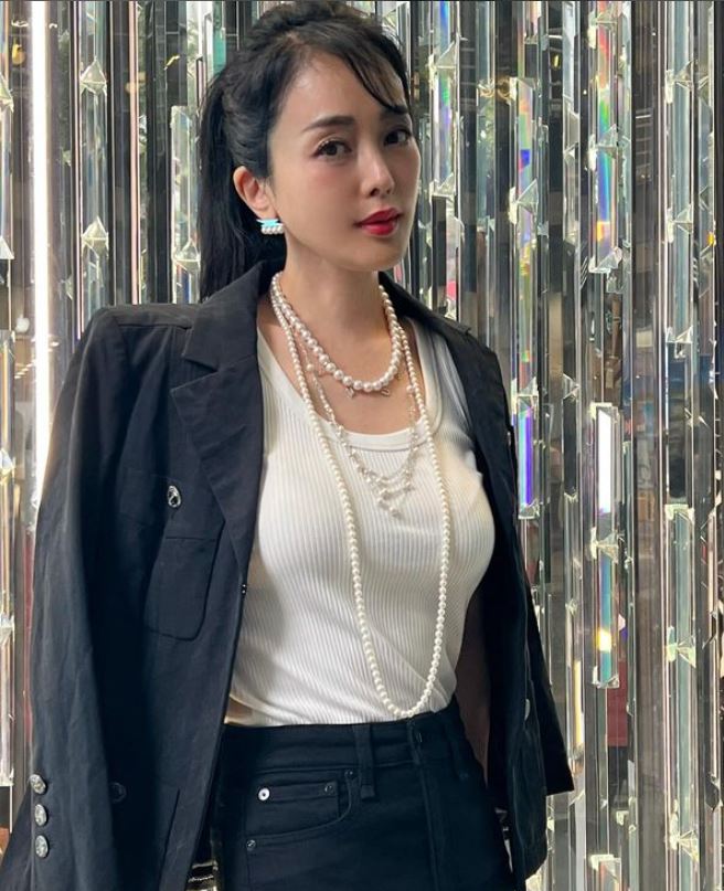 罹乳癌天天哭！49歲女星「不捨丟下2幼兒」忍痛摘除右邊　術後近況曝光
