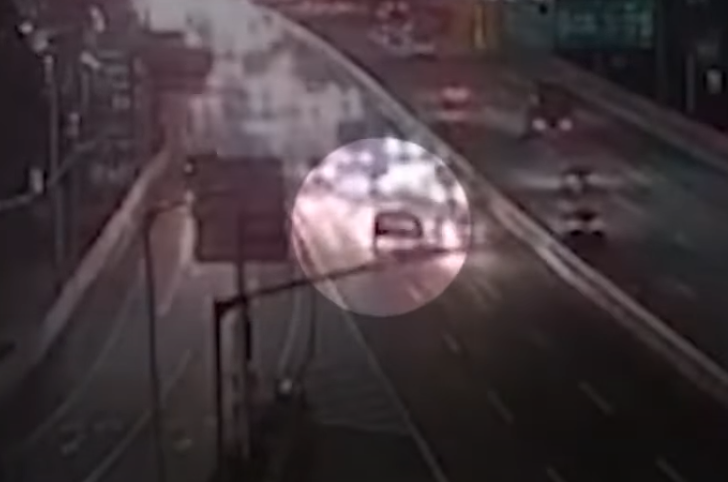 高速公路釀1死3傷！夭壽女三寶「絕命逆向+右轉」狂撞6車　她解釋原因「不是故意的」