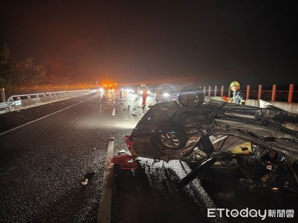 快訊／國道3號嚴重車禍「整車撞爛翻覆」！「2人重傷身亡」5人緊急送醫...