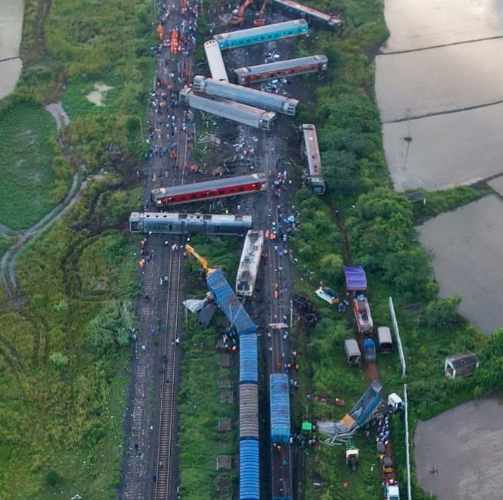千名乘客嚇壞！火車撞貨運列車「12節車廂出軌翻覆」　鐵軌空拍超恐怖「傷者人數曝光」
