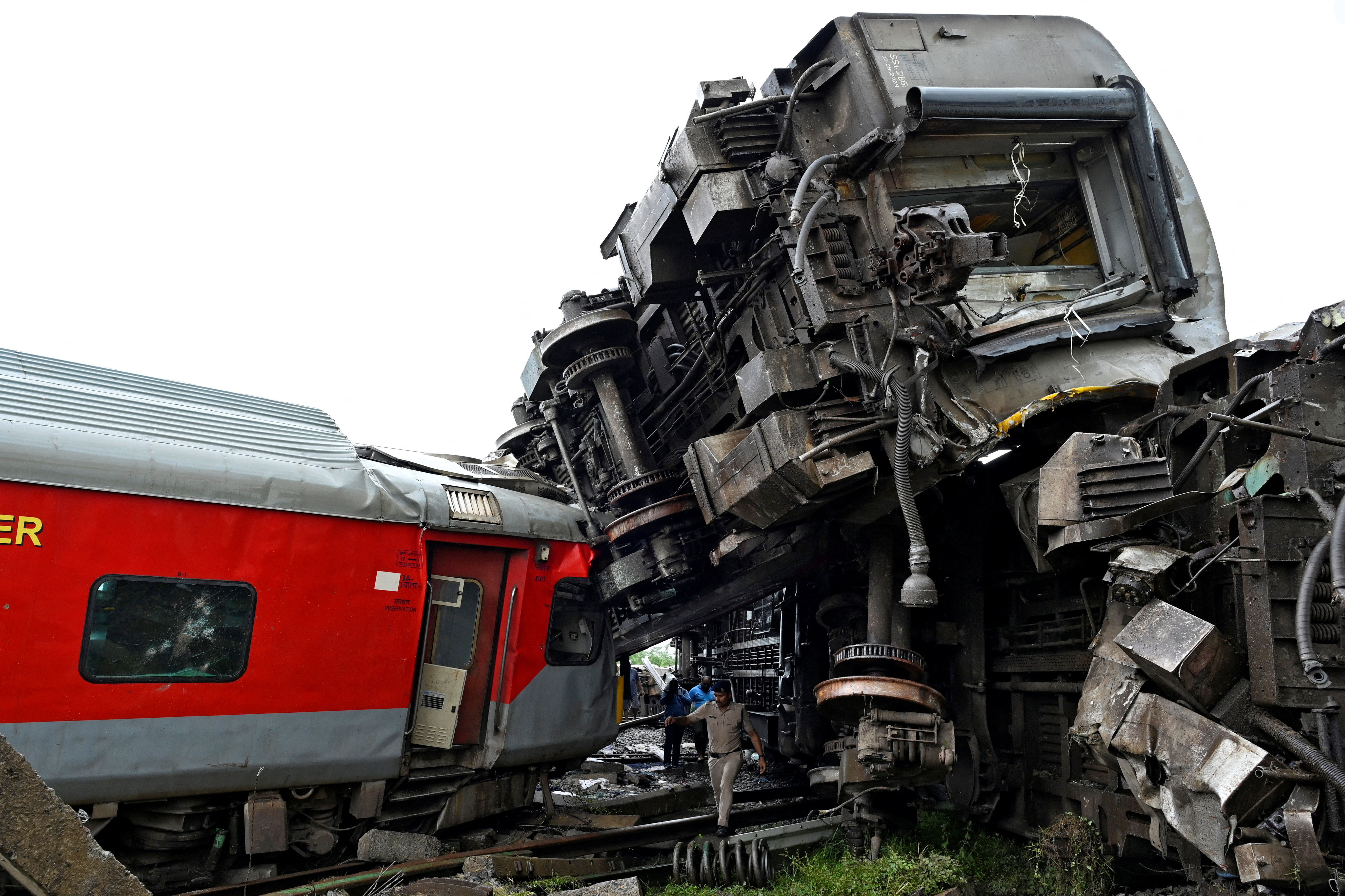 千名乘客嚇壞！火車撞貨運列車「12節車廂出軌翻覆」　鐵軌空拍超恐怖「傷者人數曝光」