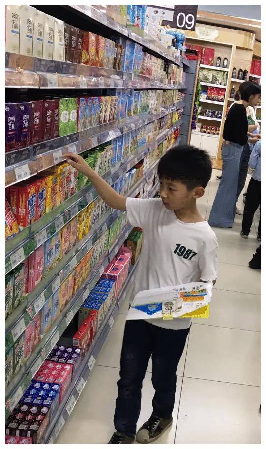 孩子太渴了！4歲兒「先拿飲料喝」媽媽去付款　超市店員「要求10倍賠償」她默默回一句