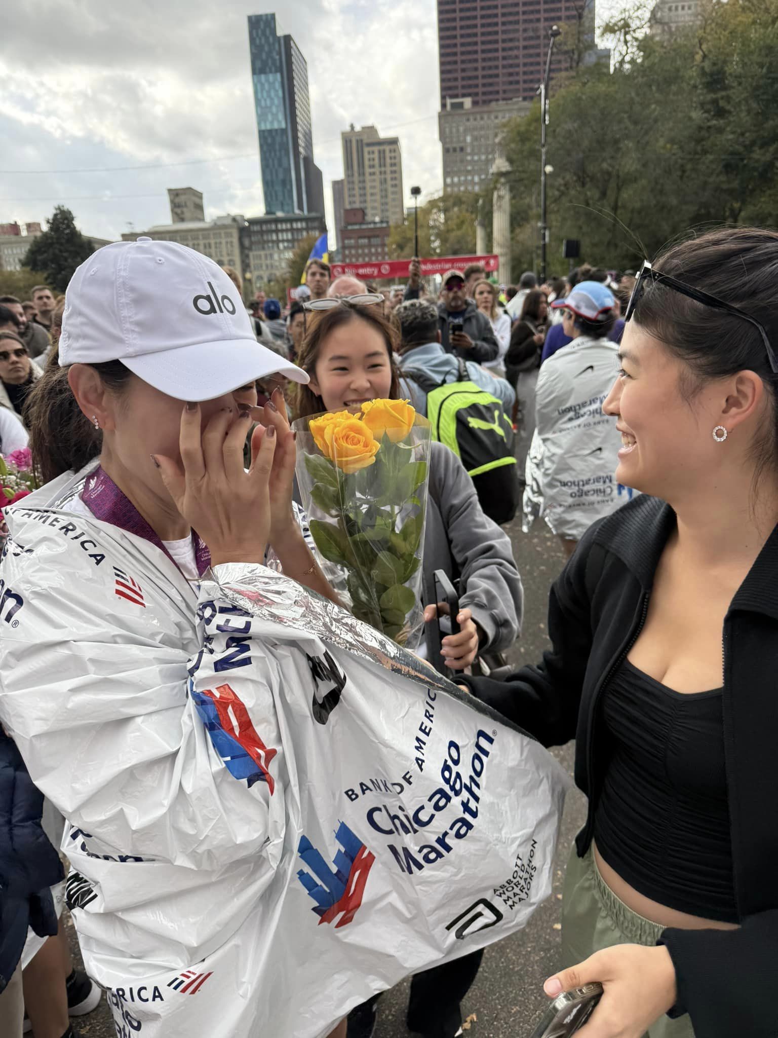 賈永婕請假出國！衣服藏亮點「跑42K馬拉松」全場加油　抱女兒哭了「震撼宣布一事」