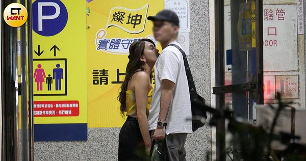 大街上甜蜜埋胸！39歲女星爆「新歡竟是已婚人夫」　吳宗憲撂重話「正宮身懷第二胎」