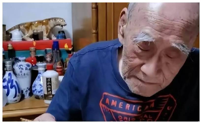 78歲爺爺獨自吃餃子！店家看「大爺口袋鼓鼓」一盤680元　結局出乎意料
