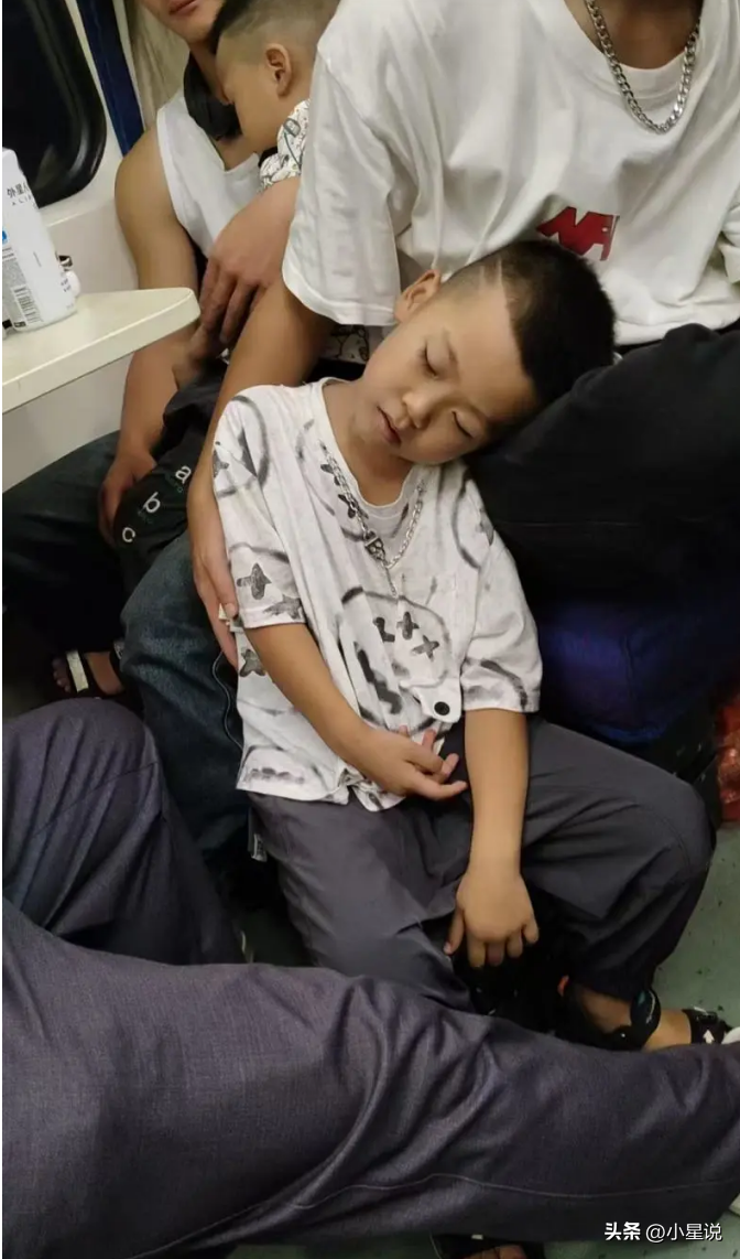 兩名男大生火車上「抱娃一整夜」，得知背後真相，全網大讃：太帥了