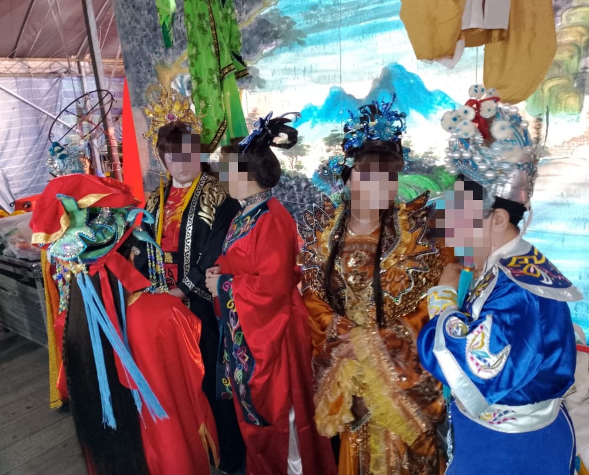 表演到一半！6名歌仔戲演員「當場被扣押帶走」台下錯愕　團主崩潰「年紀最大70歲」：聯絡不到人