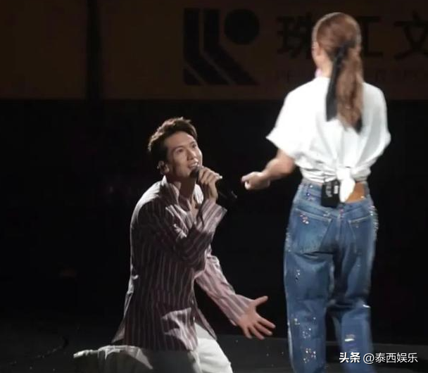 分手僅1年！女星演唱會上被好友「當眾下跪求婚」，她大方回應：他肯娶，我肯嫁