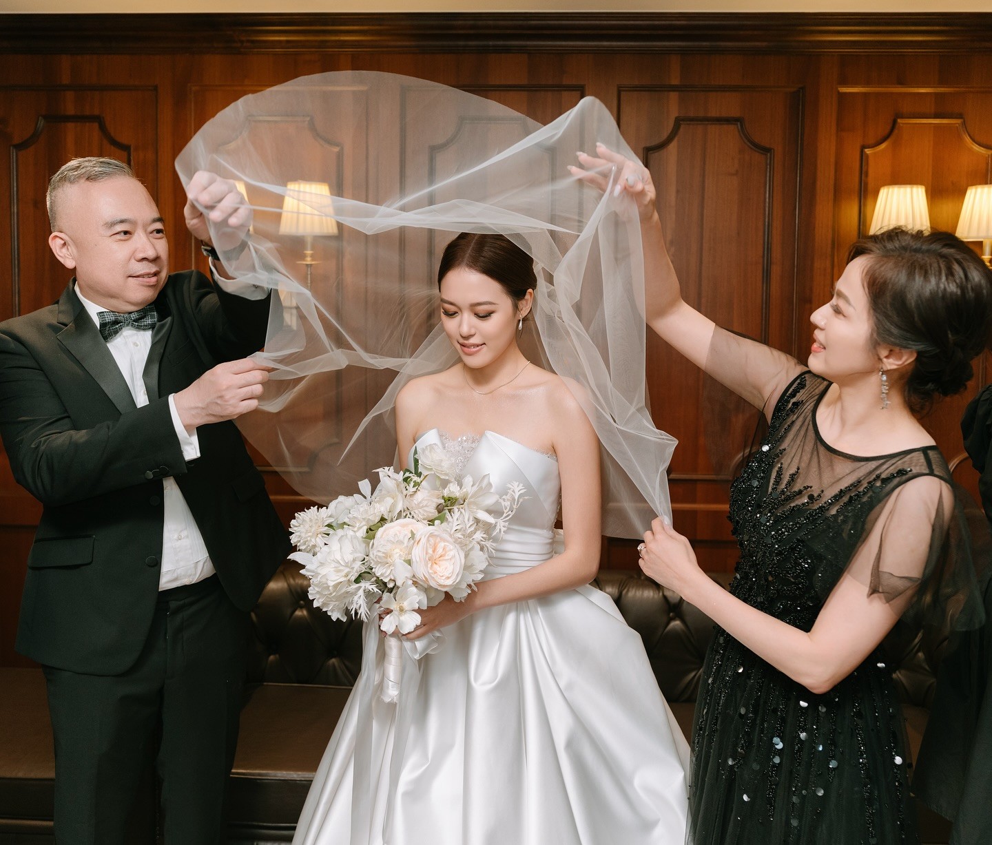 離婚11年!洪榮宏愛女結婚「終破冰前妻」 「2爸爸牽她進場」催淚畫面曝