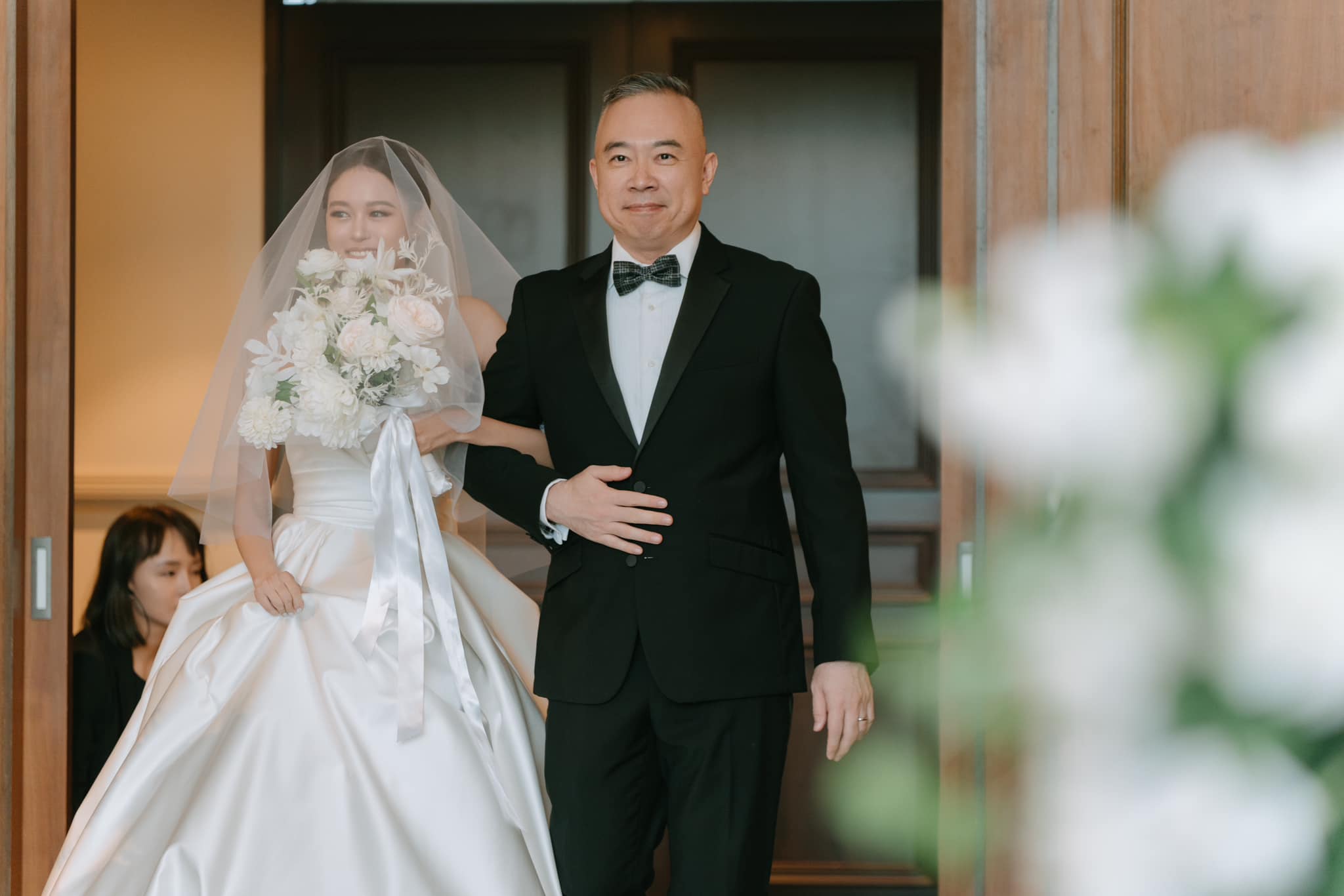 離婚11年!洪榮宏愛女結婚「終破冰前妻」 「2爸爸牽她進場」催淚畫面曝