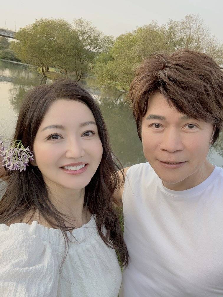 離婚11年!洪榮宏愛女結婚「終破冰前妻」 「2爸爸牽她進場」催淚畫面曝