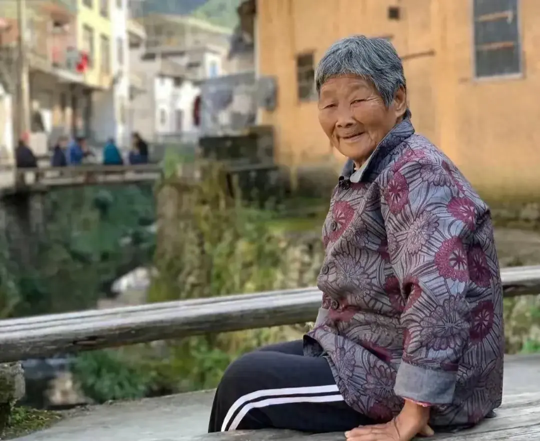 奶奶重男輕女！8歲時母親離世「外婆把我帶大」　長大後「我給外婆養老」她卻不同意