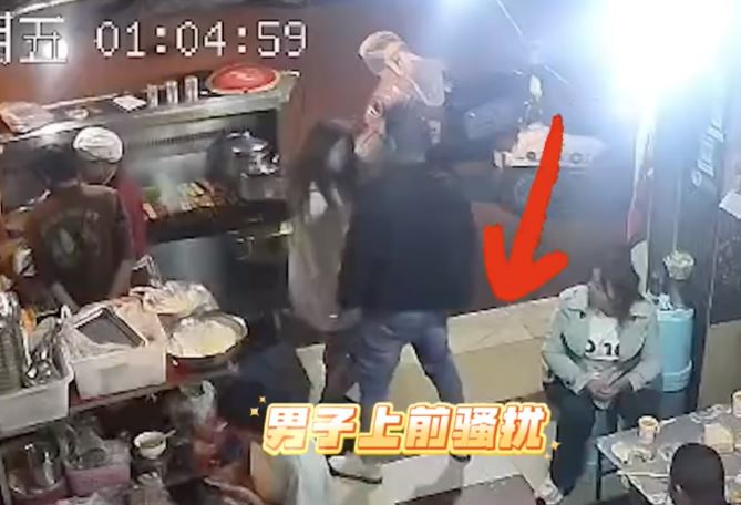 不要客人了？燒烤店老闆娘「突大吼客人」：回去坐好　所有人讚翻