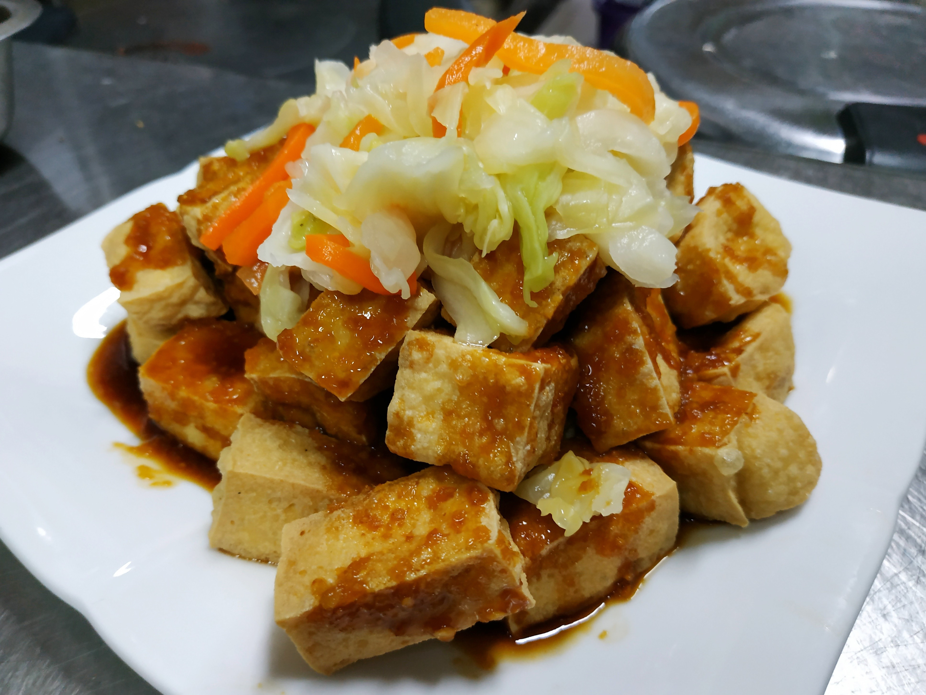 鐵門掛看板「求租臭豆腐、鹹酥雞、殯葬業者」　網友笑「第一次看到這種要求」房東回應了