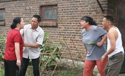 鐵門掛看板「求租臭豆腐、鹹酥雞、殯葬業者」　網友笑「第一次看到這種要求」房東回應了