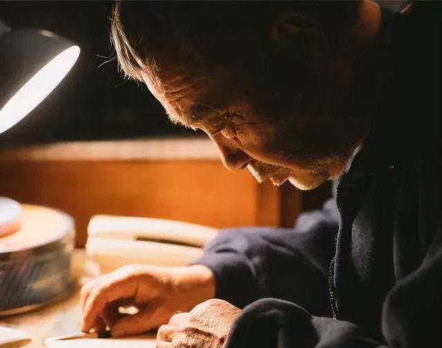 60歲老父親給大齡未婚兒子的一封信：「兒子，沒有責任的人生又如何呢？其實父母最大的心願是...」