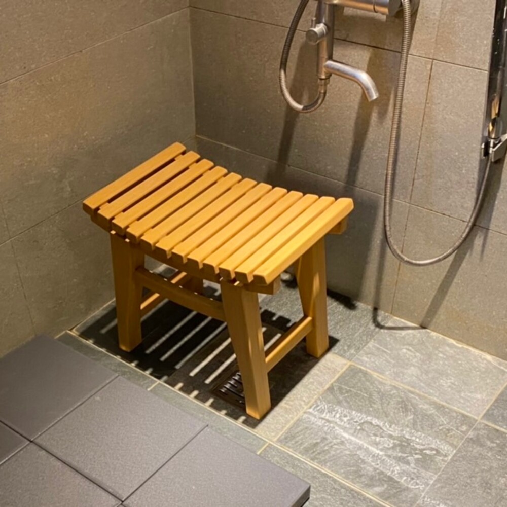 飯店浴室小木凳「在角落多一根」用途是什麼　神網友解答「根本一舉兩得」：超聰明的設計
