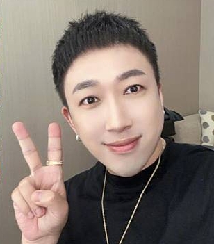 才剛退演藝圈！23歲男星「私自代表台灣」去國台辦　網友氣炸：「你憑什麼」