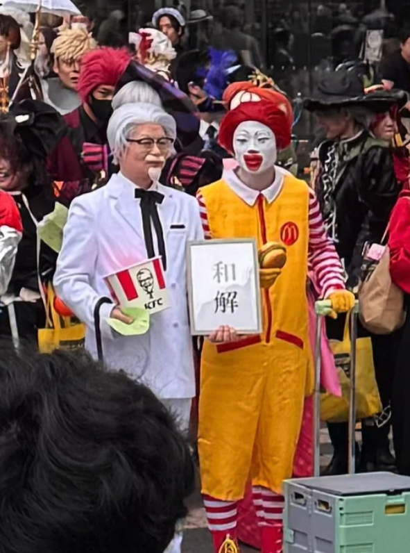 世紀合體!萬聖節街上「麥當勞叔叔+肯德基爺爺」同框現身 手上小牌子「讓路人都笑翻」